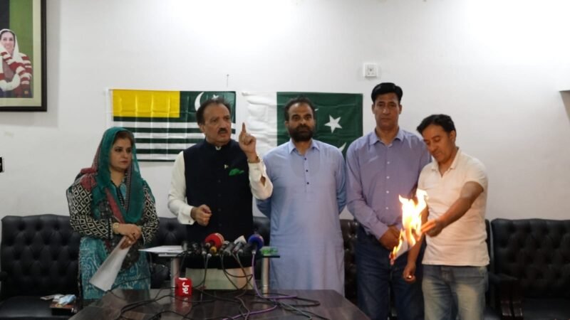 REHMAN MALIK OBSERVES THE DAY OF EXPLOITATION WITH HURRIYAT LEADERS rehman2