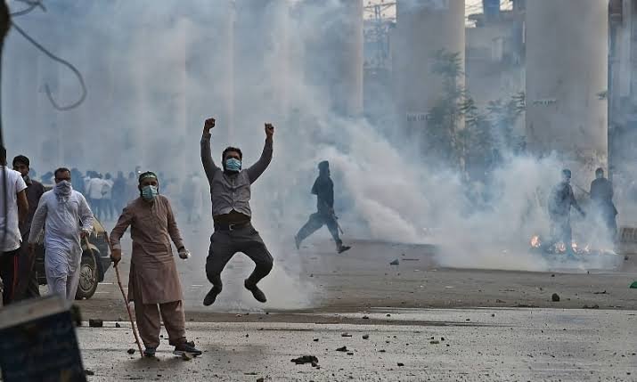 Violent protesters kill three policemen in Lahore; tension on the rise in major cities following TLP-police clash