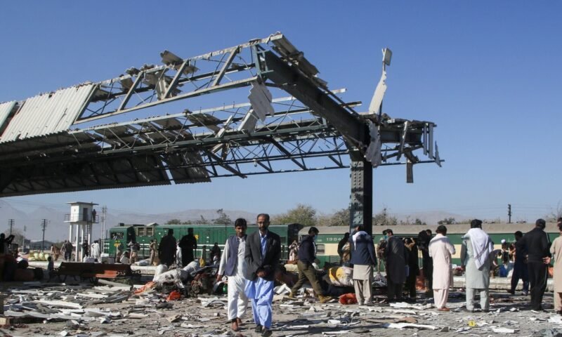 Bomb Blast Kills 24 in Pakistan