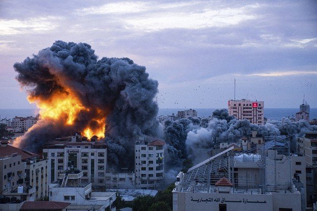 Israel and Hamas are once again at each other’s throats just two weeks after Donald Trump’s 20-point peace agreement promised calm in Gaza. With fresh airstrikes, mounting casualties, and blame games over hostage exchanges, the fragile truce stands on the brink of total collapse—threatening to reignite one of the world’s most dangerous conflicts.