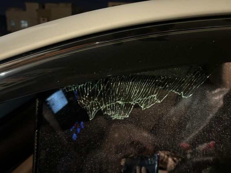 巴哈里亚飞地石块袭击事件:通往巴哈里亚飞地的道路上的恐怖——午夜石块袭击震碎12辆汽车,家属躲避掩护 巴哈里亚飞地石块投掷袭击:巴哈里亚飞地之路上的恐怖——午夜石块袭击震碎12辆汽车,家属躲避掩护