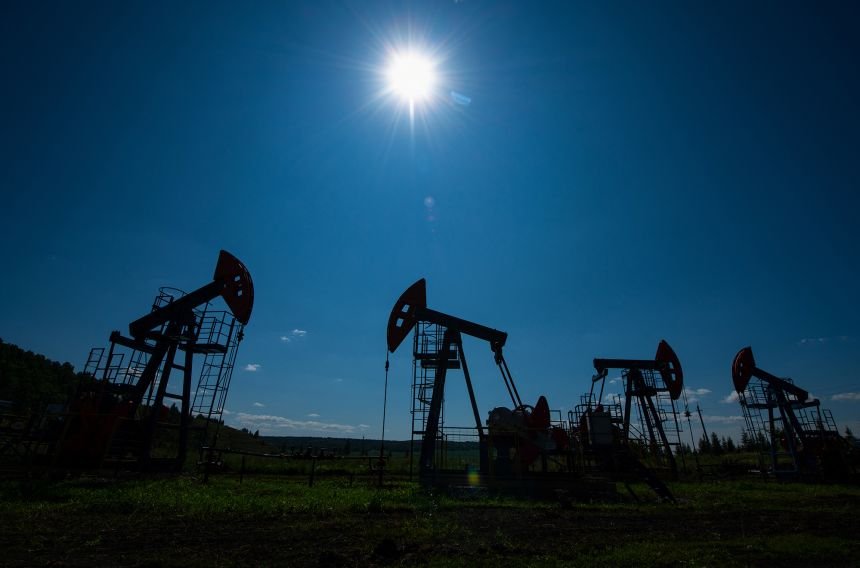 Oil’s War Premium Vanishes Overnight: Why Trump’s Peace Signals Triggered a 7% Price Crash — and What Comes Next Oil’s War Premium Vanishes Overnight: Why Trump’s Peace Signals Triggered a 7% Price Crash — and What Comes Next