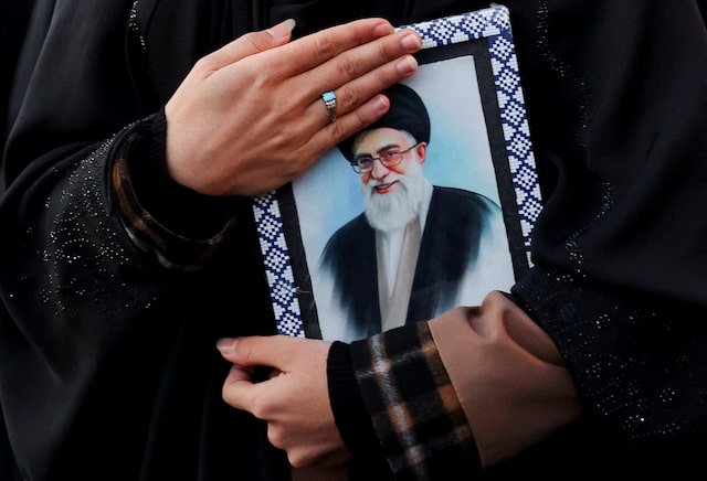 US-Iran War Escalation Triggers Global Travel Chaos, Market Panic, and Supply Chain Shockwaves Across the Middle East US-Iran war escalation, Iran retaliation, Gulf aviation crisis, Middle East conflict, oil market volatility, geopolitical risk analysis